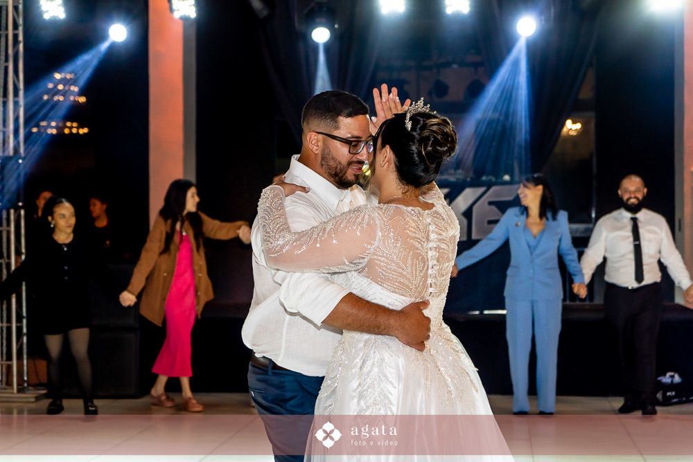 casamento catolico-casamento igreja catolica-fotografo de casamento-fotografo curitiba-fotografo de famiia-noivos catolicos-casamento na igreja-casamento2025-casamento CWB-casamento ao ar livre-making of da noiva-noiva com terço-rosário noiva-vestido  