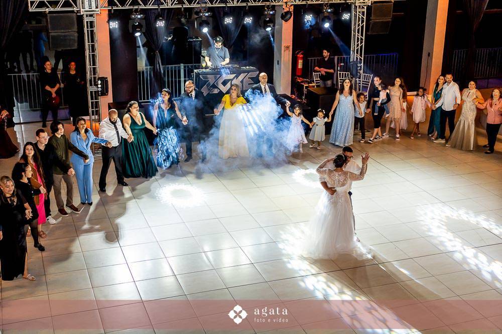 casamento catolico-casamento igreja catolica-fotografo de casamento-fotografo curitiba-fotografo de famiia-noivos catolicos-casamento na igreja-casamento2025-casamento CWB-casamento ao ar livre-making of da noiva-noiva com terço-rosário noiva-vestido  