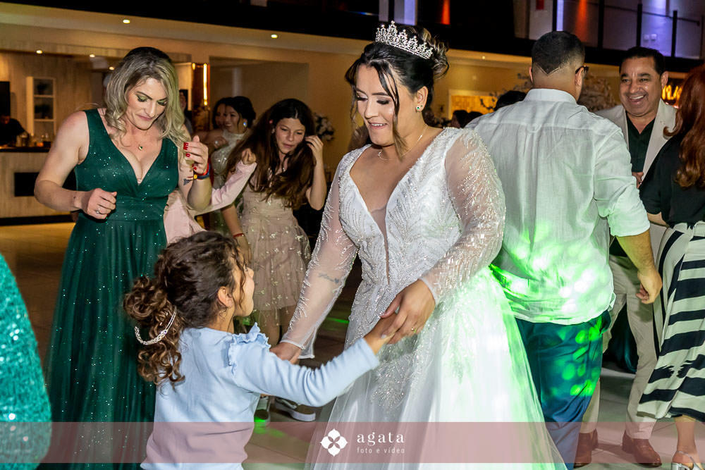 casamento catolico-casamento igreja catolica-fotografo de casamento-fotografo curitiba-fotografo de famiia-noivos catolicos-casamento na igreja-casamento2025-casamento CWB-casamento ao ar livre-making of da noiva-noiva com terço-rosário noiva-vestido  