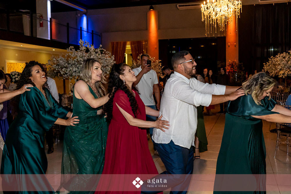 casamento catolico-casamento igreja catolica-fotografo de casamento-fotografo curitiba-fotografo de famiia-noivos catolicos-casamento na igreja-casamento2025-casamento CWB-casamento ao ar livre-making of da noiva-noiva com terço-rosário noiva-vestido  