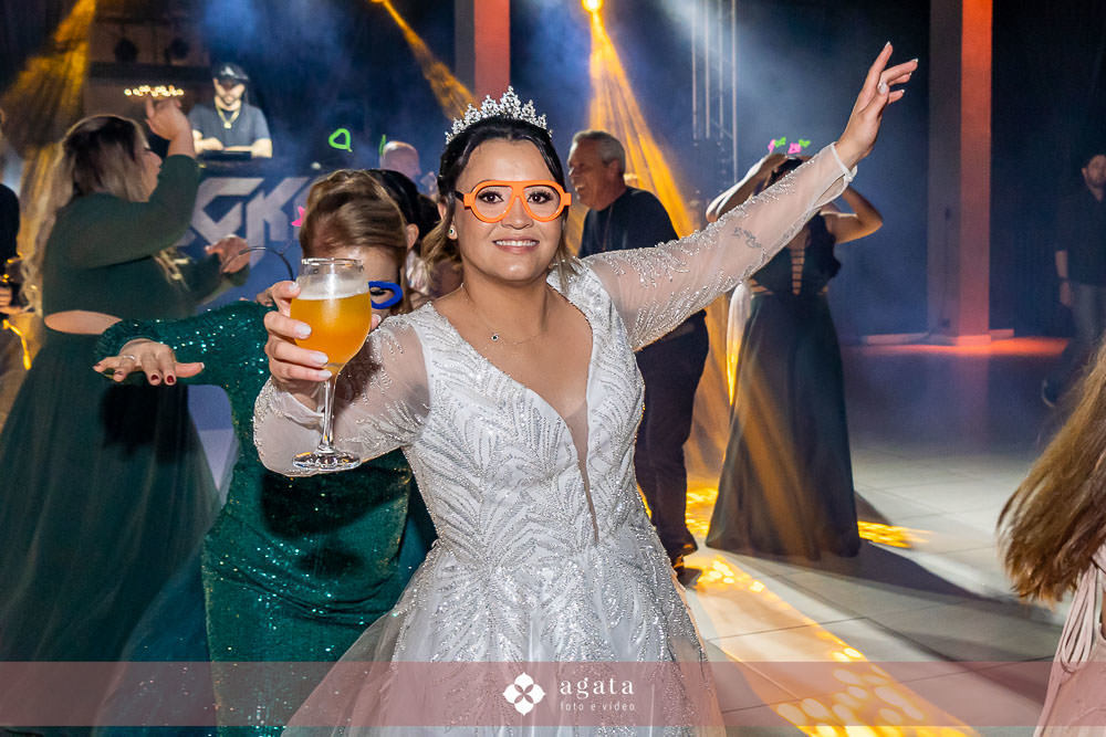 casamento catolico-casamento igreja catolica-fotografo de casamento-fotografo curitiba-fotografo de famiia-noivos catolicos-casamento na igreja-casamento2025-casamento CWB-casamento ao ar livre-making of da noiva-noiva com terço-rosário noiva-vestido  