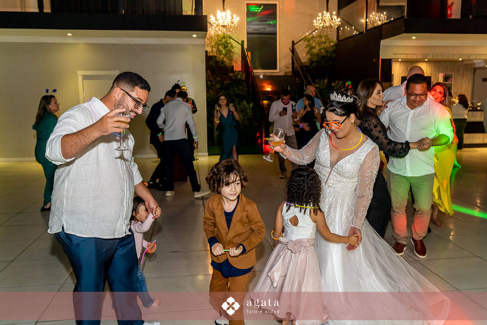 casamento catolico-casamento igreja catolica-fotografo de casamento-fotografo curitiba-fotografo de famiia-noivos catolicos-casamento na igreja-casamento2025-casamento CWB-casamento ao ar livre-making of da noiva-noiva com terço-rosário noiva-vestido  