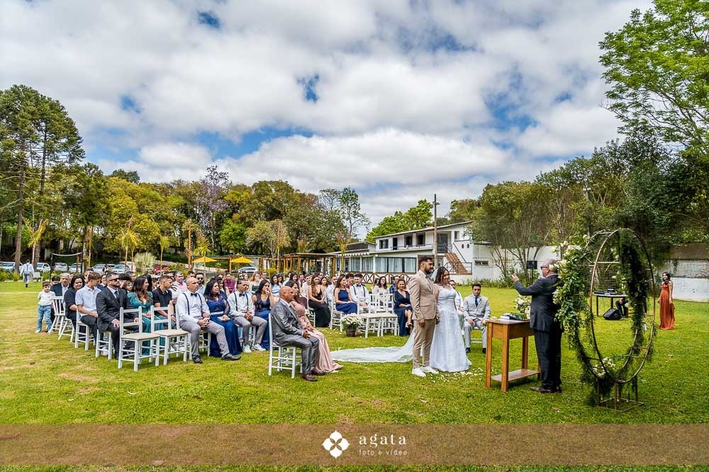 casamento cristao-casamento ao ar livre-casamento curitiba-fotografo curitiba-fotografo de casamento-casamento 2025-making of da noiva-vestido de noiva-madrinhas de azul-casamento em chacara-chacara primeiro de maio-chuva de petalas-noivos-casal 2025