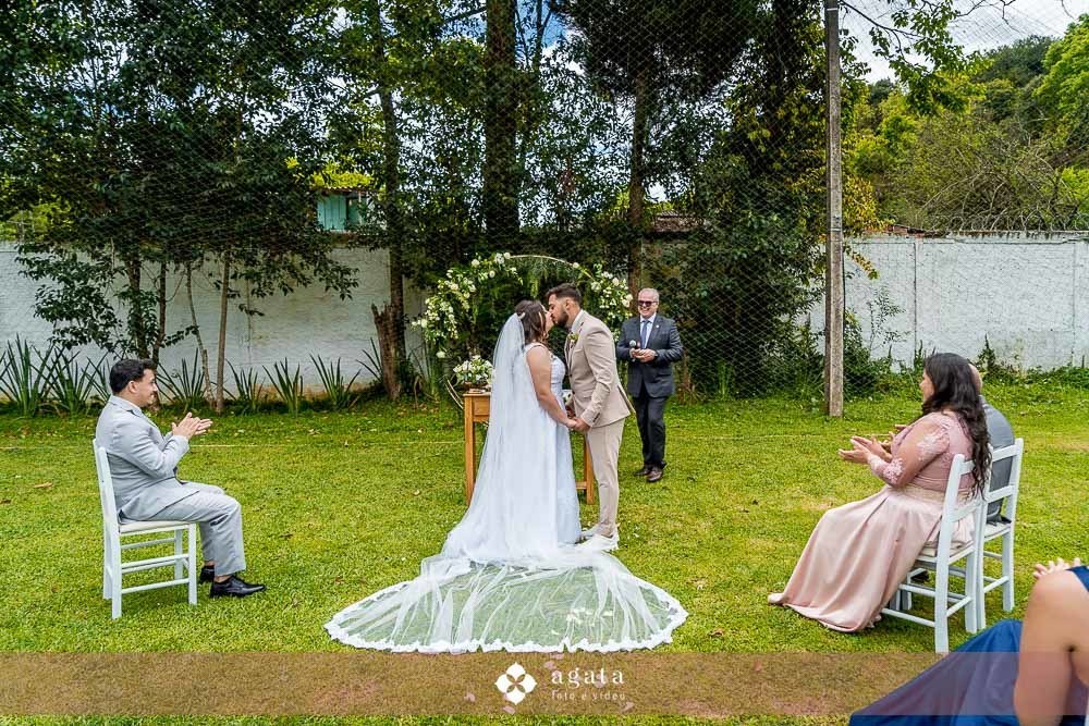 casamento cristao-casamento ao ar livre-casamento curitiba-fotografo curitiba-fotografo de casamento-casamento 2025-making of da noiva-vestido de noiva-madrinhas de azul-casamento em chacara-chacara primeiro de maio-chuva de petalas-noivos-casal 2025