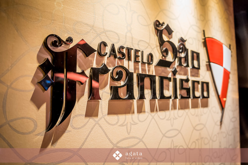 aniversario de 50 anos-50anos-castelo sao francisco-aniversario no castelo-fotografo curitiba-fotografo em curitiba-fotografo de aniversario-universo medieval-aniversario medieval-aniversario tenis-bolo fake-castelo em curitiba-aniversario 2025