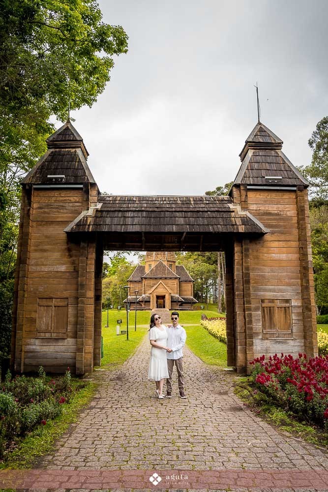 ensaio fotografico-ensaio pre wedding-casamento 2025-memorial ucraniano curitiba-fotografo curitiba-fotografo de casamento-ensaio de casal-ensaio externo-melhor fotografo-fotografo CWB-casamento curitiba-noiva-noivos 2025-wedding-photography-fotos