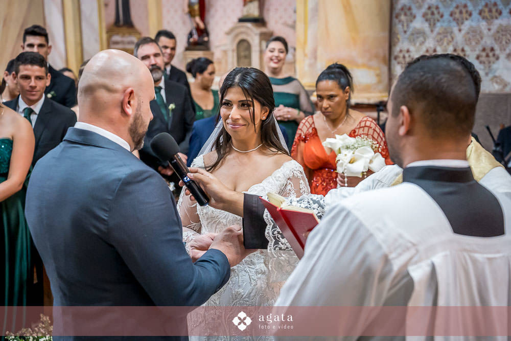 casamento na igreja-casamento curitiba-ftografo de casamento-fotografo curitiba-wedding-casal catolico-casamento catolico-noiva-casamento 2025-melhor fotografo-matrimônio católico-sacramento-casamento tradicional-festa de casamento-igreja de colombo-bride