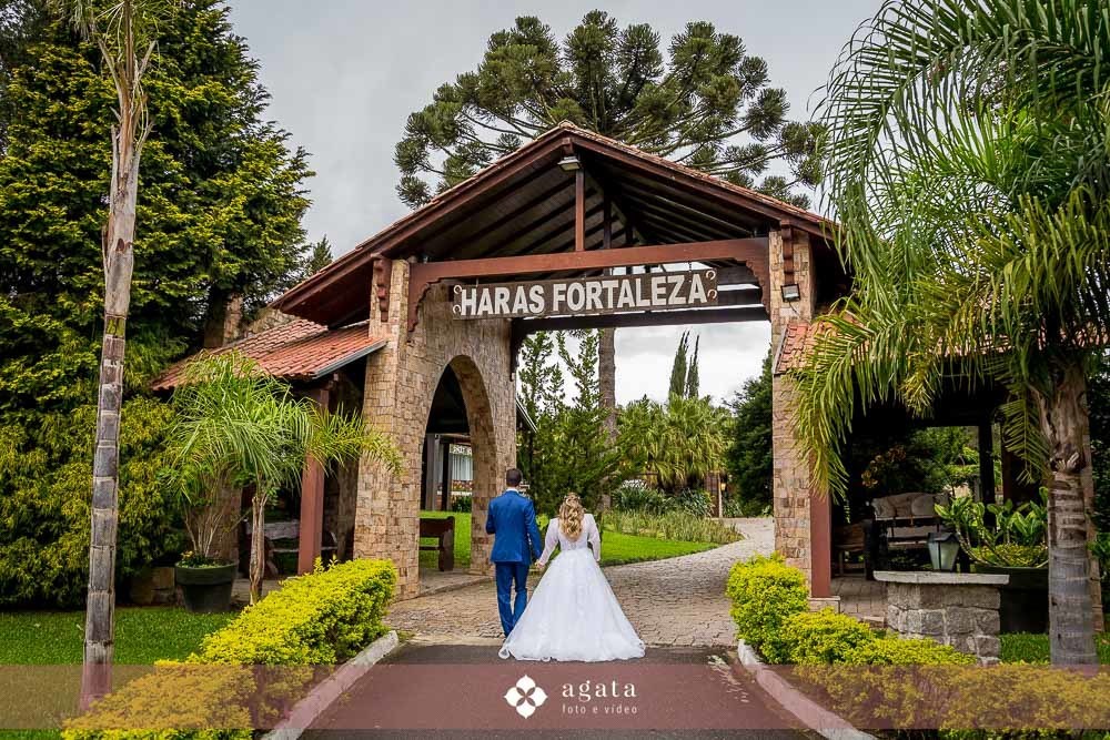 casamento ao ar livre-fotografo de casamento-fotografo curitiba-fotografo curitiba-casamento curitiba-haras fortaleza-noiva-casal ccb-making of da noiva-vestido de noiva-noiva curitiba-casamento na capela-wedding chapel-casamento rustico-decoração-buque