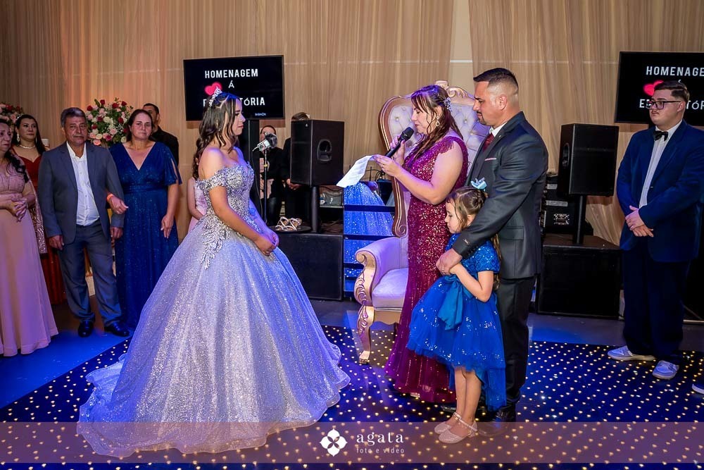 festa de 15 anos-aniversario de 15 anos-debutante curitiba-fotografo curitiba-fotografo de 15 anos-debutante no castelo-festa de debutante no castelo-astelo betel-vestido princesa-debutante de prata-valsa de 15 anos-principe-decoracao-debutante cwb-festa