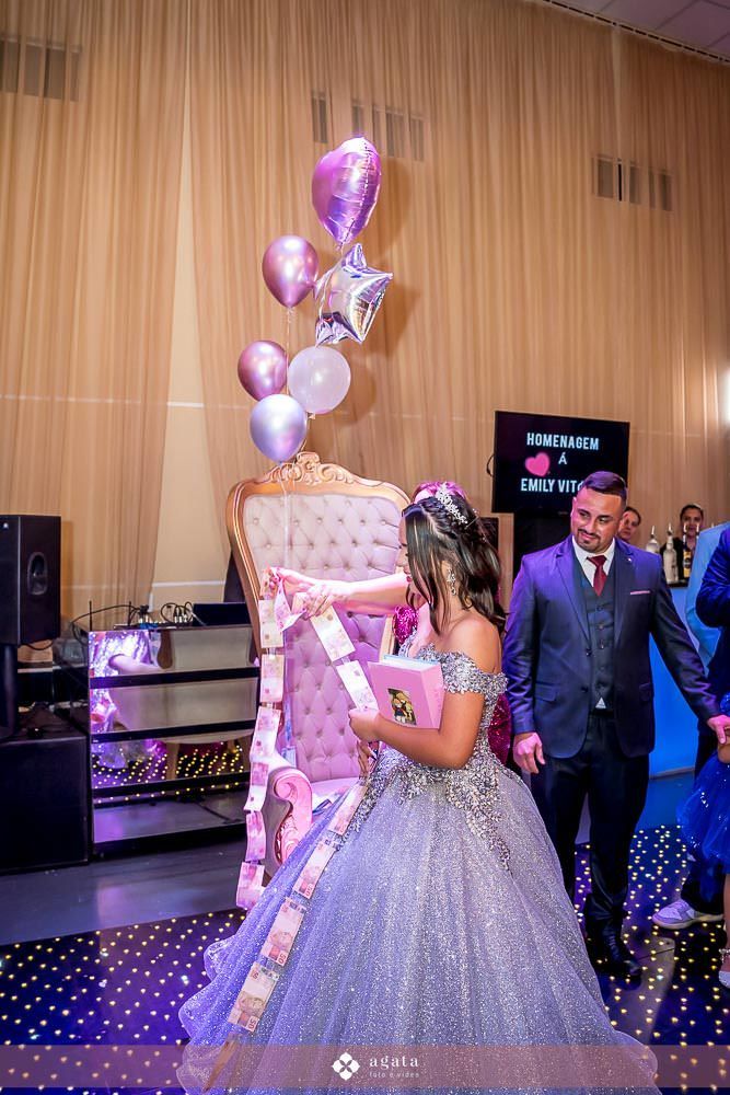 festa de 15 anos-aniversario de 15 anos-debutante curitiba-fotografo curitiba-fotografo de 15 anos-debutante no castelo-festa de debutante no castelo-astelo betel-vestido princesa-debutante de prata-valsa de 15 anos-principe-decoracao-debutante cwb-festa