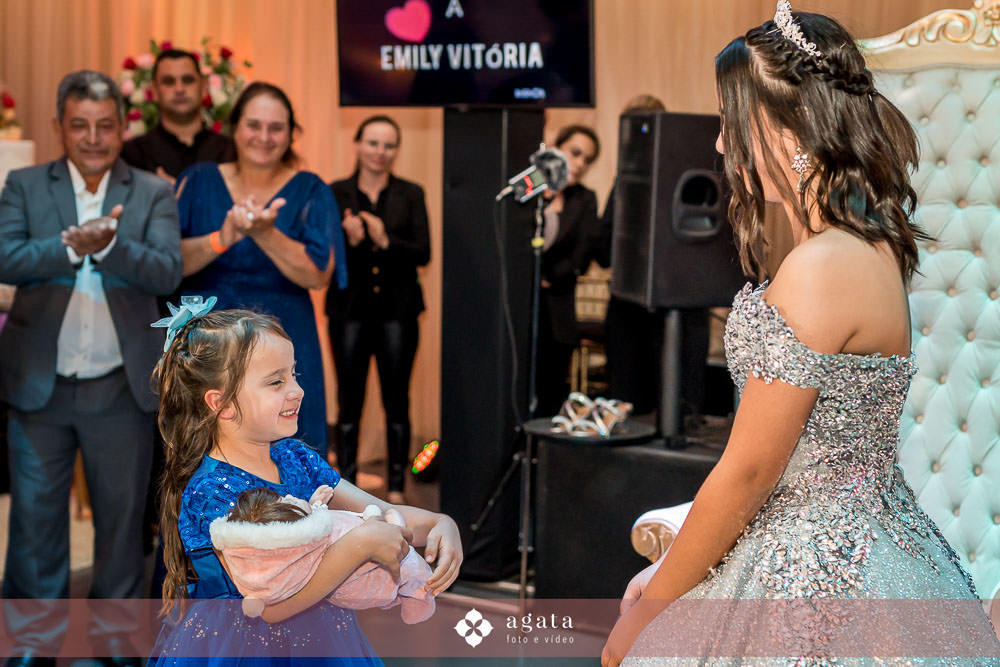 festa de 15 anos-aniversario de 15 anos-debutante curitiba-fotografo curitiba-fotografo de 15 anos-debutante no castelo-festa de debutante no castelo-astelo betel-vestido princesa-debutante de prata-valsa de 15 anos-principe-decoracao-debutante cwb-festa