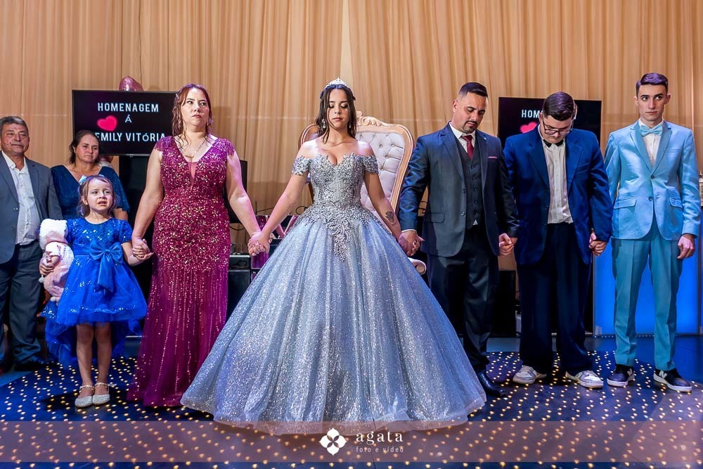 festa de 15 anos-aniversario de 15 anos-debutante curitiba-fotografo curitiba-fotografo de 15 anos-debutante no castelo-festa de debutante no castelo-astelo betel-vestido princesa-debutante de prata-valsa de 15 anos-principe-decoracao-debutante cwb-festa