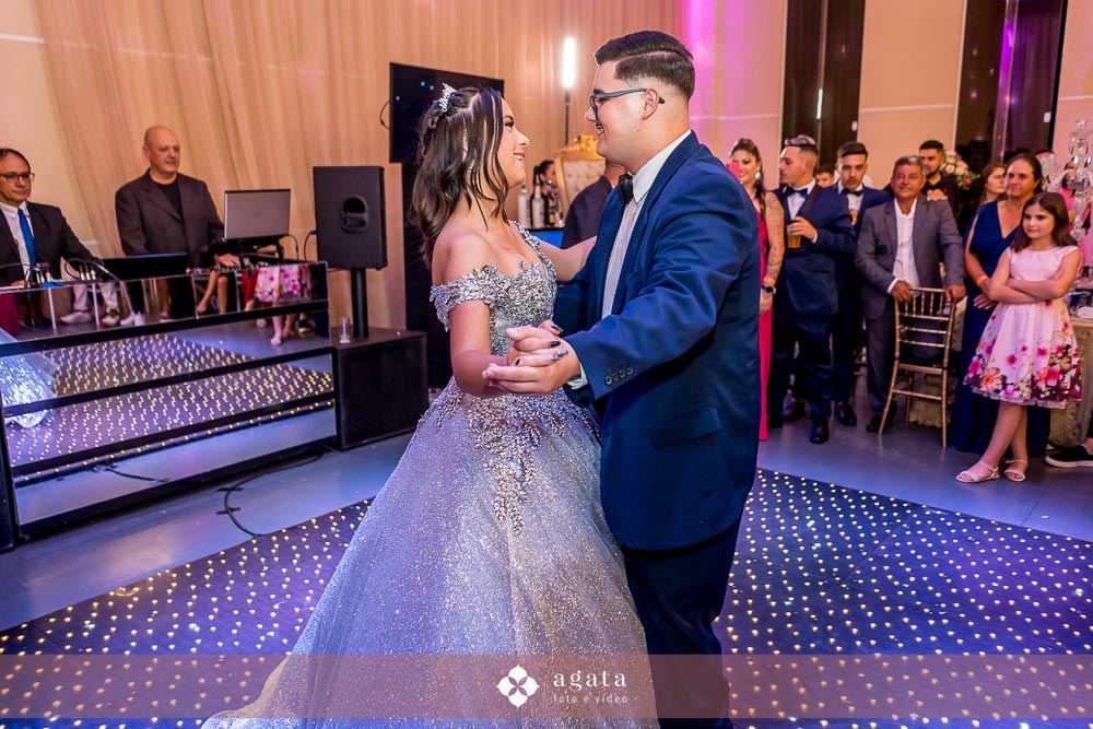 festa de 15 anos-aniversario de 15 anos-debutante curitiba-fotografo curitiba-fotografo de 15 anos-debutante no castelo-festa de debutante no castelo-astelo betel-vestido princesa-debutante de prata-valsa de 15 anos-principe-decoracao-debutante cwb-festa