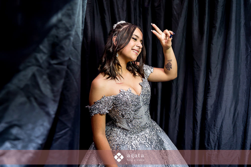 festa de 15 anos-aniversario de 15 anos-debutante curitiba-fotografo curitiba-fotografo de 15 anos-debutante no castelo-festa de debutante no castelo-astelo betel-vestido princesa-debutante de prata-valsa de 15 anos-principe-decoracao-debutante cwb-festa