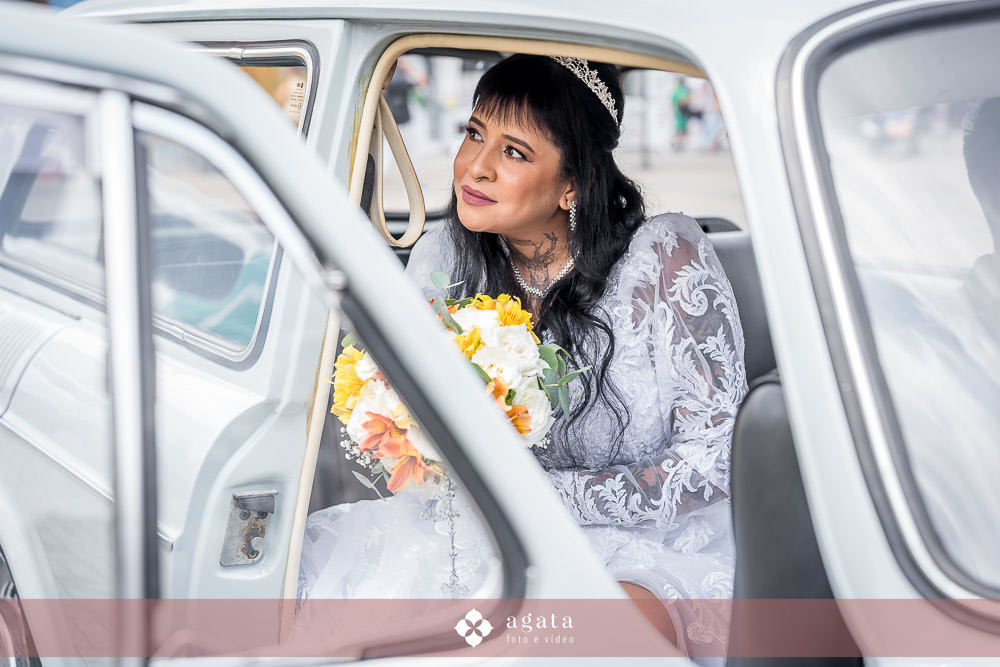 noiva autentica-casamento catolico-casamento na igreja-casamento catedral-fotografo curitiba-fotografo de casamento-sao jose dos pinhais-chacara caprini-casal autentico-noiva tatuada-noiva com tatuagem-vestido de noiva despojado-noiva estilosa-noivos 2025