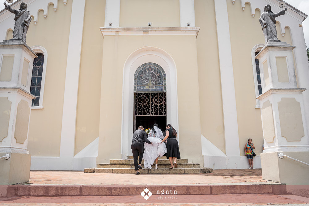 noiva autentica-casamento catolico-casamento na igreja-casamento catedral-fotografo curitiba-fotografo de casamento-sao jose dos pinhais-chacara caprini-casal autentico-noiva tatuada-noiva com tatuagem-vestido de noiva despojado-noiva estilosa-noivos 2025
