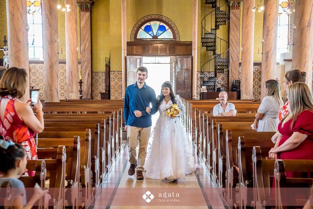 noiva autentica-casamento catolico-casamento na igreja-casamento catedral-fotografo curitiba-fotografo de casamento-sao jose dos pinhais-chacara caprini-casal autentico-noiva tatuada-noiva com tatuagem-vestido de noiva despojado-noiva estilosa-noivos 2025