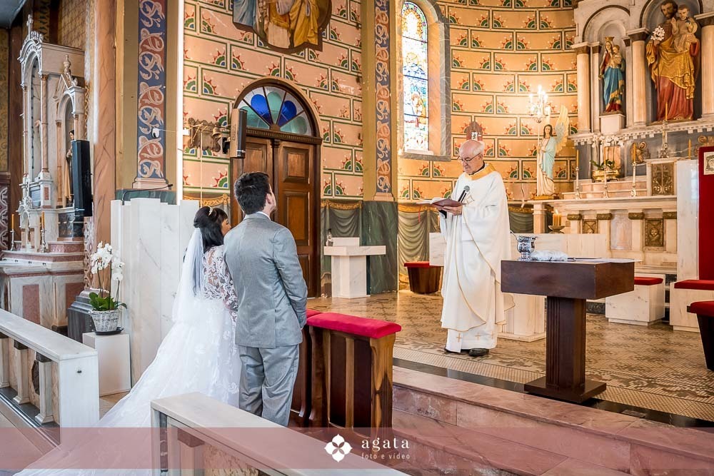 noiva autentica-casamento catolico-casamento na igreja-casamento catedral-fotografo curitiba-fotografo de casamento-sao jose dos pinhais-chacara caprini-casal autentico-noiva tatuada-noiva com tatuagem-vestido de noiva despojado-noiva estilosa-noivos 2025