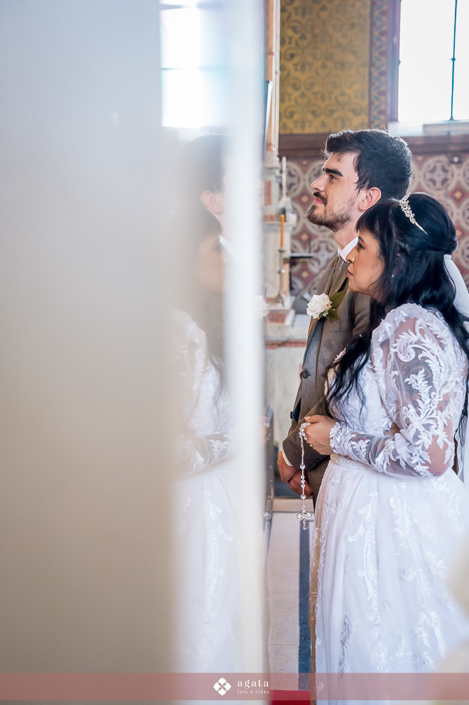 noiva autentica-casamento catolico-casamento na igreja-casamento catedral-fotografo curitiba-fotografo de casamento-sao jose dos pinhais-chacara caprini-casal autentico-noiva tatuada-noiva com tatuagem-vestido de noiva despojado-noiva estilosa-noivos 2025