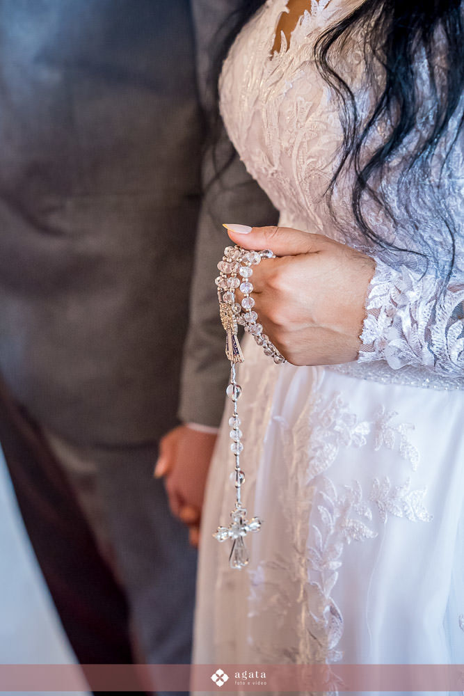 noiva autentica-casamento catolico-casamento na igreja-casamento catedral-fotografo curitiba-fotografo de casamento-sao jose dos pinhais-chacara caprini-casal autentico-noiva tatuada-noiva com tatuagem-vestido de noiva despojado-noiva estilosa-noivos 2025