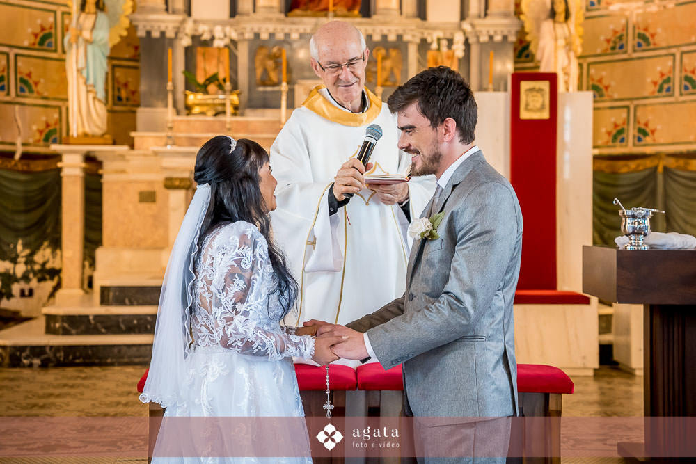 noiva autentica-casamento catolico-casamento na igreja-casamento catedral-fotografo curitiba-fotografo de casamento-sao jose dos pinhais-chacara caprini-casal autentico-noiva tatuada-noiva com tatuagem-vestido de noiva despojado-noiva estilosa-noivos 2025