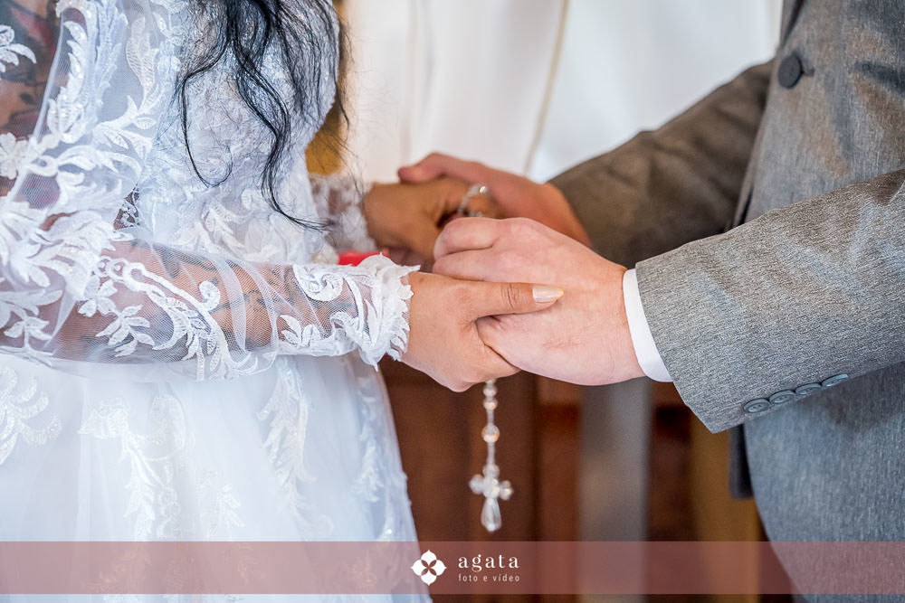 noiva autentica-casamento catolico-casamento na igreja-casamento catedral-fotografo curitiba-fotografo de casamento-sao jose dos pinhais-chacara caprini-casal autentico-noiva tatuada-noiva com tatuagem-vestido de noiva despojado-noiva estilosa-noivos 2025