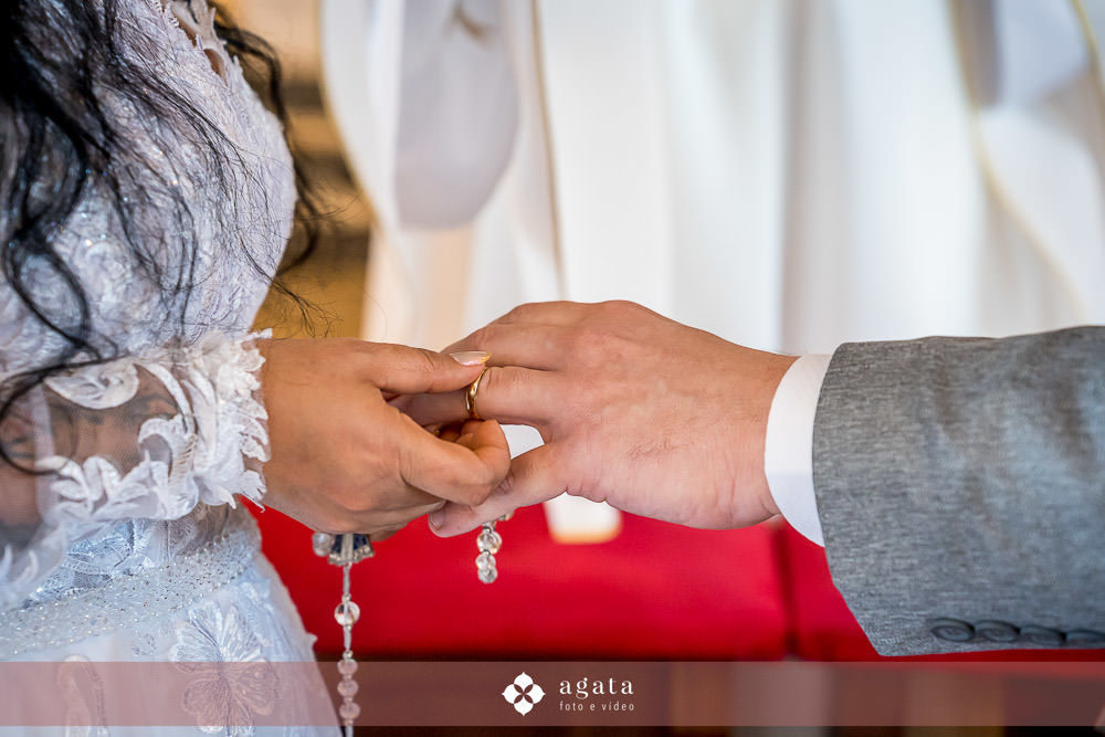 noiva autentica-casamento catolico-casamento na igreja-casamento catedral-fotografo curitiba-fotografo de casamento-sao jose dos pinhais-chacara caprini-casal autentico-noiva tatuada-noiva com tatuagem-vestido de noiva despojado-noiva estilosa-noivos 2025