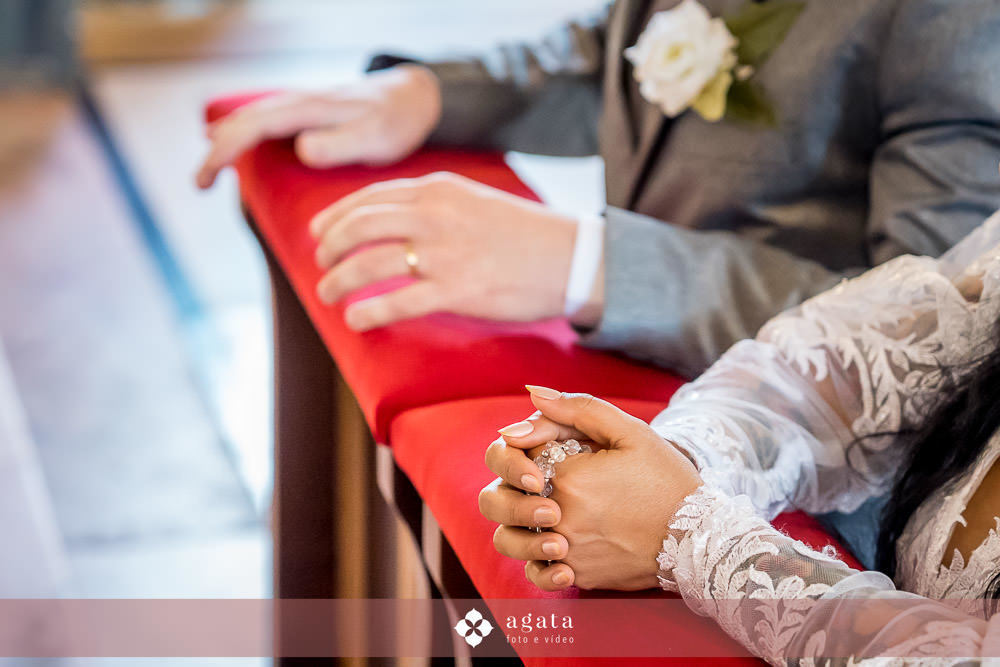 noiva autentica-casamento catolico-casamento na igreja-casamento catedral-fotografo curitiba-fotografo de casamento-sao jose dos pinhais-chacara caprini-casal autentico-noiva tatuada-noiva com tatuagem-vestido de noiva despojado-noiva estilosa-noivos 2025