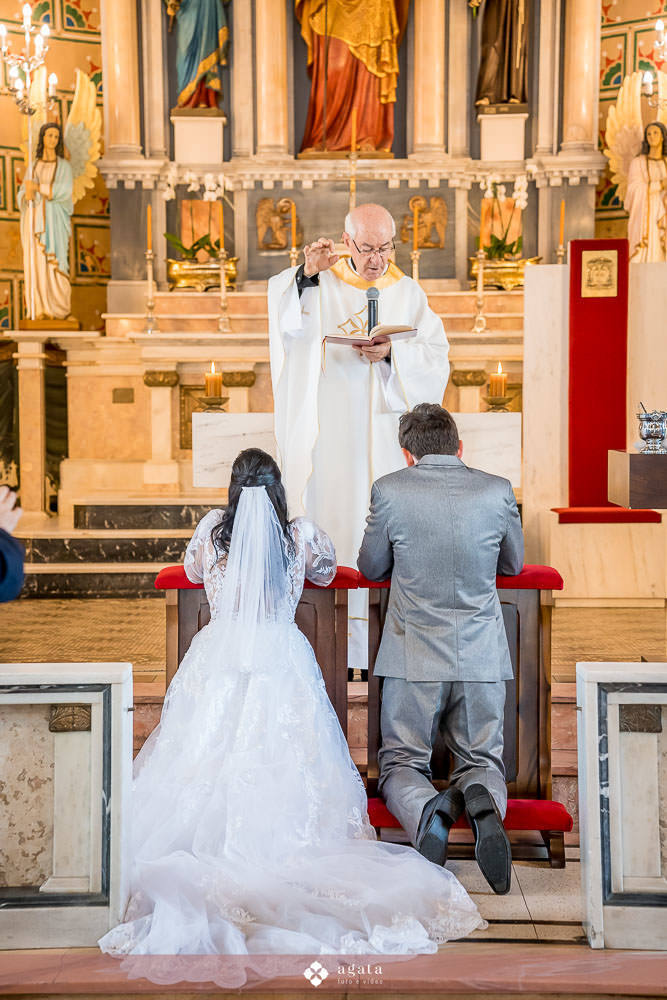 noiva autentica-casamento catolico-casamento na igreja-casamento catedral-fotografo curitiba-fotografo de casamento-sao jose dos pinhais-chacara caprini-casal autentico-noiva tatuada-noiva com tatuagem-vestido de noiva despojado-noiva estilosa-noivos 2025