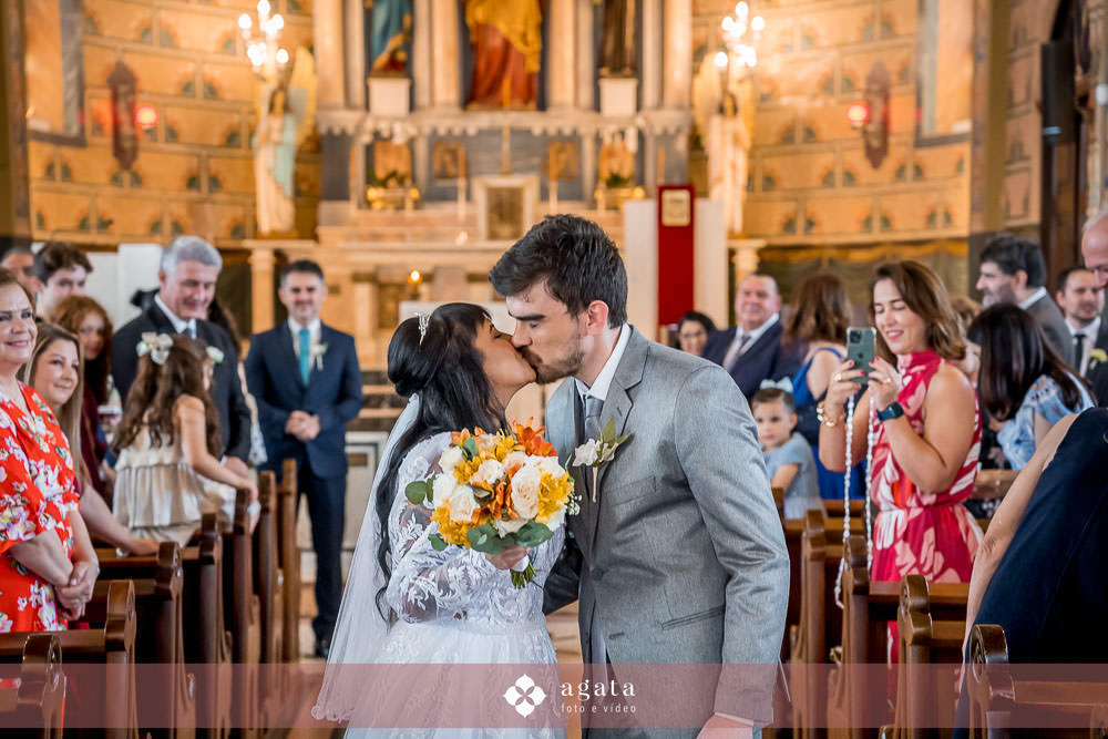 noiva autentica-casamento catolico-casamento na igreja-casamento catedral-fotografo curitiba-fotografo de casamento-sao jose dos pinhais-chacara caprini-casal autentico-noiva tatuada-noiva com tatuagem-vestido de noiva despojado-noiva estilosa-noivos 2025
