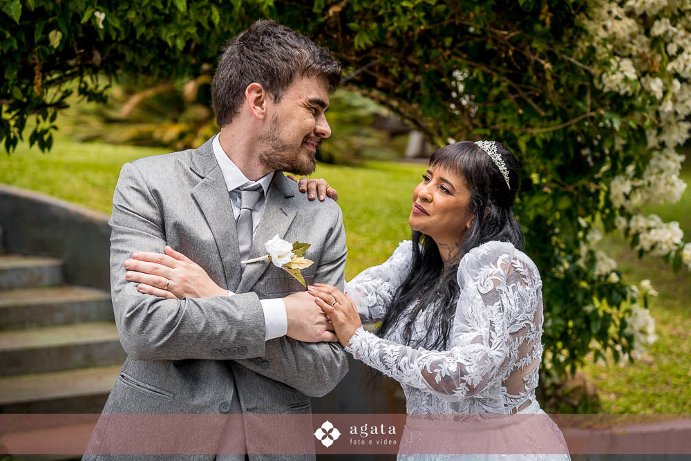 noiva autentica-casamento catolico-casamento na igreja-casamento catedral-fotografo curitiba-fotografo de casamento-sao jose dos pinhais-chacara caprini-casal autentico-noiva tatuada-noiva com tatuagem-vestido de noiva despojado-noiva estilosa-noivos 2025