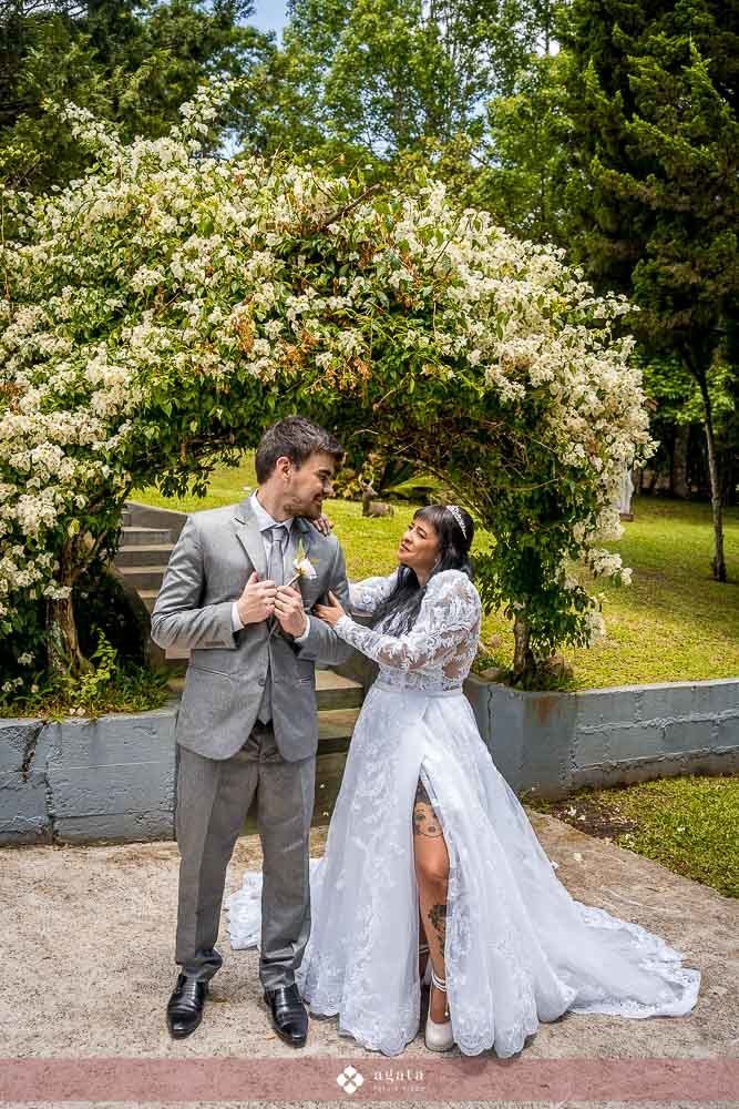 noiva autentica-casamento catolico-casamento na igreja-casamento catedral-fotografo curitiba-fotografo de casamento-sao jose dos pinhais-chacara caprini-casal autentico-noiva tatuada-noiva com tatuagem-vestido de noiva despojado-noiva estilosa-noivos 2025