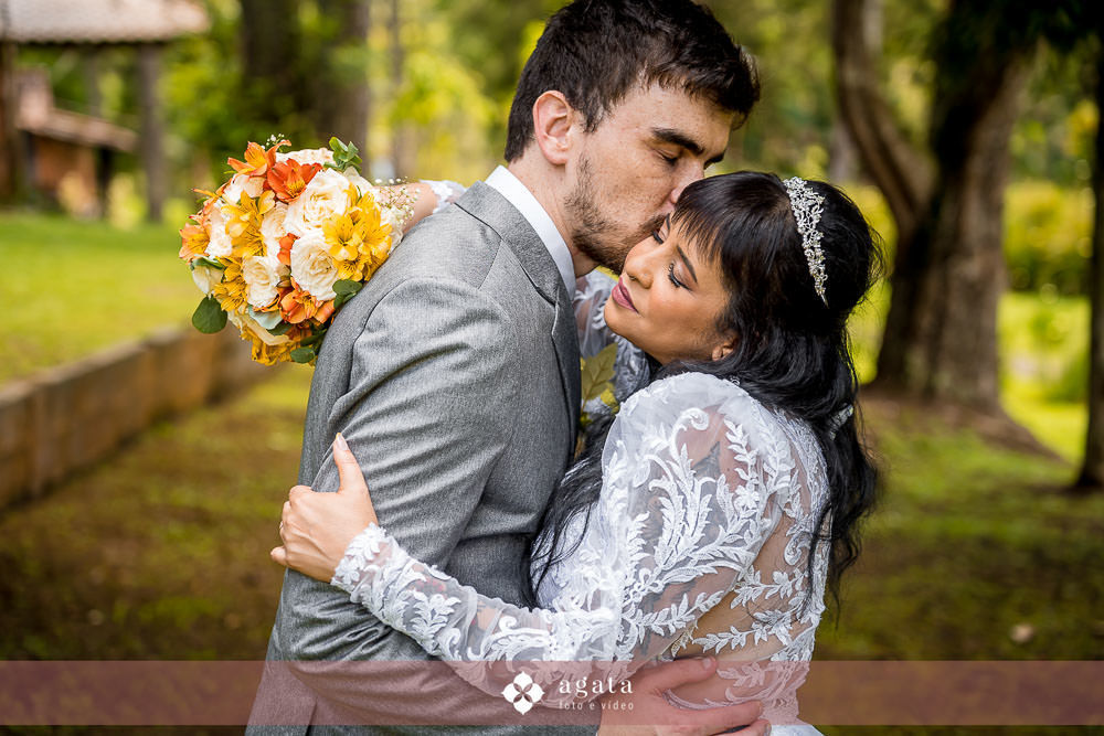 noiva autentica-casamento catolico-casamento na igreja-casamento catedral-fotografo curitiba-fotografo de casamento-sao jose dos pinhais-chacara caprini-casal autentico-noiva tatuada-noiva com tatuagem-vestido de noiva despojado-noiva estilosa-noivos 2025