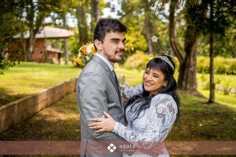 noiva autentica-casamento catolico-casamento na igreja-casamento catedral-fotografo curitiba-fotografo de casamento-sao jose dos pinhais-chacara caprini-casal autentico-noiva tatuada-noiva com tatuagem-vestido de noiva despojado-noiva estilosa-noivos 2025