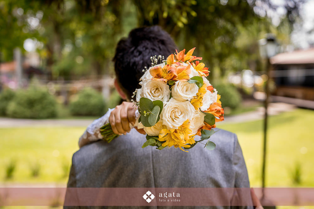 noiva autentica-casamento catolico-casamento na igreja-casamento catedral-fotografo curitiba-fotografo de casamento-sao jose dos pinhais-chacara caprini-casal autentico-noiva tatuada-noiva com tatuagem-vestido de noiva despojado-noiva estilosa-noivos 2025