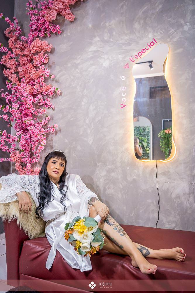 noiva autentica-casamento catolico-casamento na igreja-casamento catedral-fotografo curitiba-fotografo de casamento-sao jose dos pinhais-chacara caprini-casal autentico-noiva tatuada-noiva com tatuagem-vestido de noiva despojado-noiva estilosa-noivos 2025