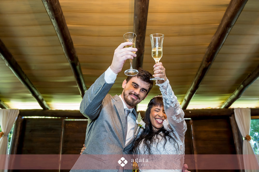 noiva autentica-casamento catolico-casamento na igreja-casamento catedral-fotografo curitiba-fotografo de casamento-sao jose dos pinhais-chacara caprini-casal autentico-noiva tatuada-noiva com tatuagem-vestido de noiva despojado-noiva estilosa-noivos 2025