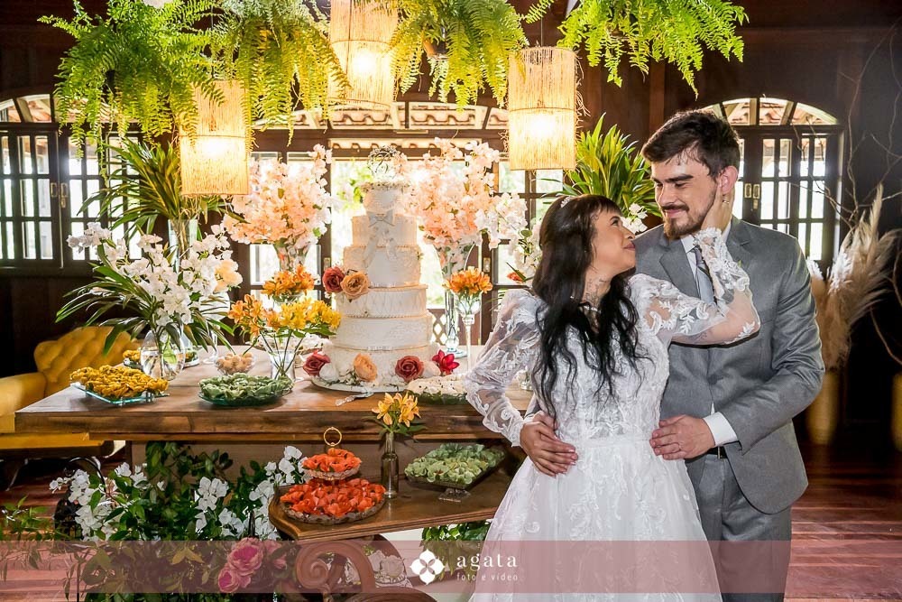 noiva autentica-casamento catolico-casamento na igreja-casamento catedral-fotografo curitiba-fotografo de casamento-sao jose dos pinhais-chacara caprini-casal autentico-noiva tatuada-noiva com tatuagem-vestido de noiva despojado-noiva estilosa-noivos 2025