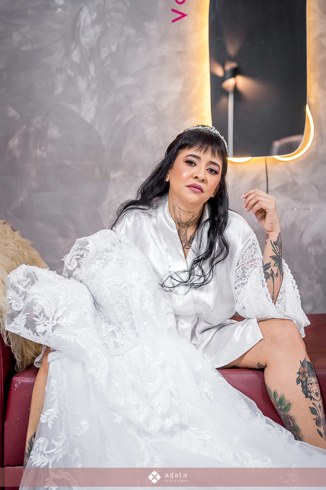 noiva autentica-casamento catolico-casamento na igreja-casamento catedral-fotografo curitiba-fotografo de casamento-sao jose dos pinhais-chacara caprini-casal autentico-noiva tatuada-noiva com tatuagem-vestido de noiva despojado-noiva estilosa-noivos 2025