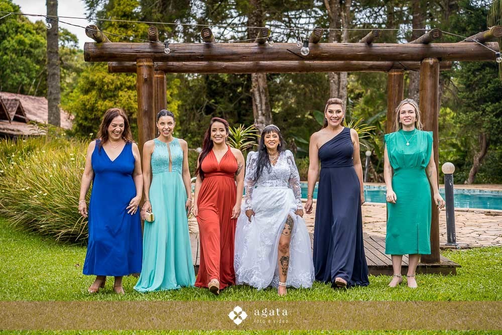 noiva autentica-casamento catolico-casamento na igreja-casamento catedral-fotografo curitiba-fotografo de casamento-sao jose dos pinhais-chacara caprini-casal autentico-noiva tatuada-noiva com tatuagem-vestido de noiva despojado-noiva estilosa-noivos 2025