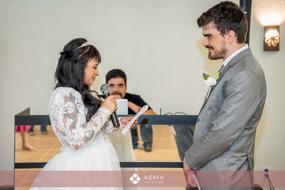 noiva autentica-casamento catolico-casamento na igreja-casamento catedral-fotografo curitiba-fotografo de casamento-sao jose dos pinhais-chacara caprini-casal autentico-noiva tatuada-noiva com tatuagem-vestido de noiva despojado-noiva estilosa-noivos 2025