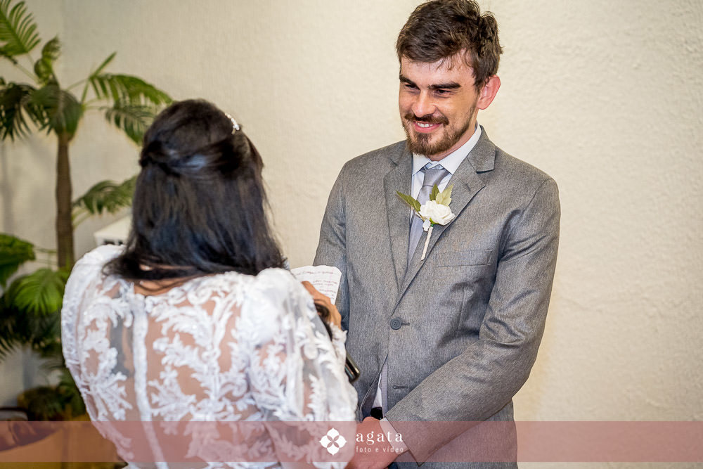 noiva autentica-casamento catolico-casamento na igreja-casamento catedral-fotografo curitiba-fotografo de casamento-sao jose dos pinhais-chacara caprini-casal autentico-noiva tatuada-noiva com tatuagem-vestido de noiva despojado-noiva estilosa-noivos 2025