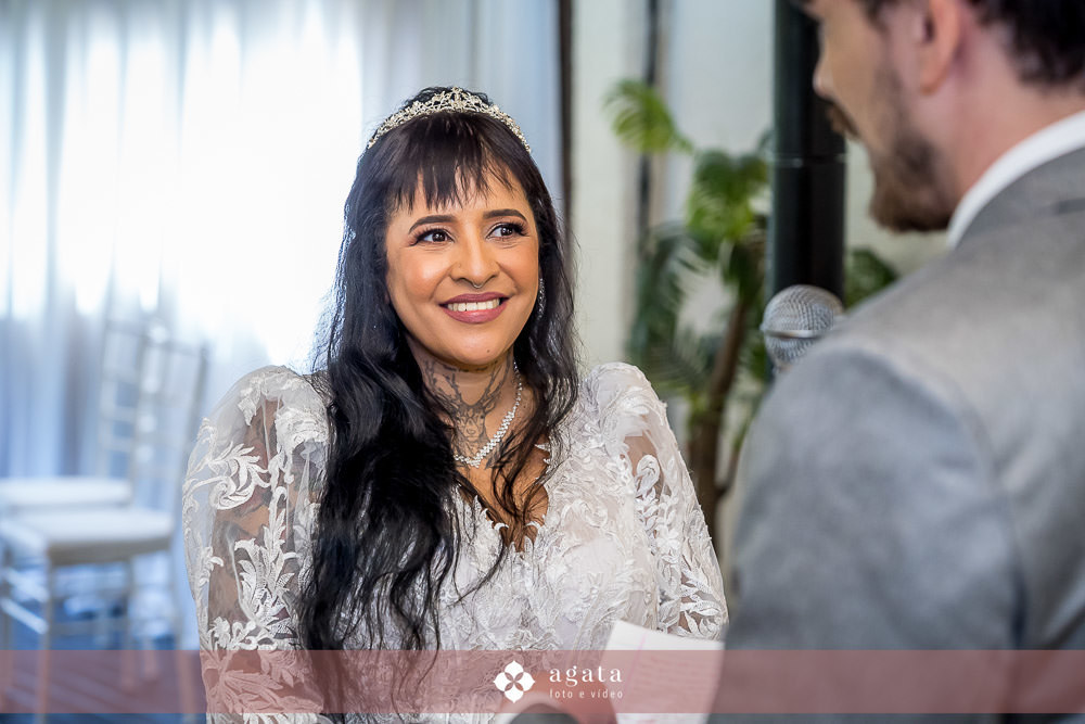 noiva autentica-casamento catolico-casamento na igreja-casamento catedral-fotografo curitiba-fotografo de casamento-sao jose dos pinhais-chacara caprini-casal autentico-noiva tatuada-noiva com tatuagem-vestido de noiva despojado-noiva estilosa-noivos 2025
