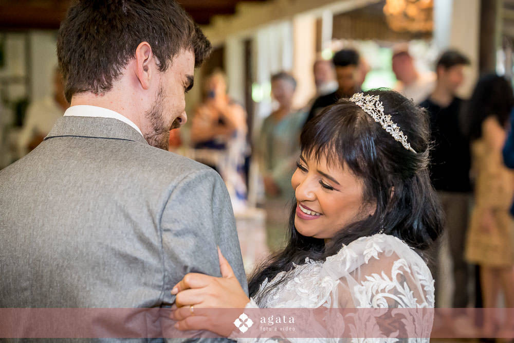 noiva autentica-casamento catolico-casamento na igreja-casamento catedral-fotografo curitiba-fotografo de casamento-sao jose dos pinhais-chacara caprini-casal autentico-noiva tatuada-noiva com tatuagem-vestido de noiva despojado-noiva estilosa-noivos 2025