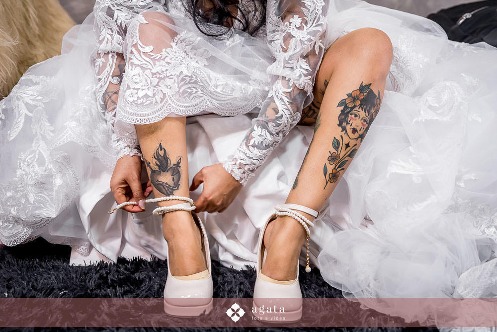 noiva autentica-casamento catolico-casamento na igreja-casamento catedral-fotografo curitiba-fotografo de casamento-sao jose dos pinhais-chacara caprini-casal autentico-noiva tatuada-noiva com tatuagem-vestido de noiva despojado-noiva estilosa-noivos 2025