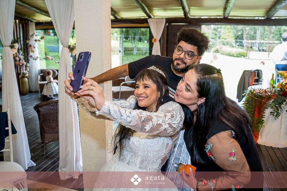 noiva autentica-casamento catolico-casamento na igreja-casamento catedral-fotografo curitiba-fotografo de casamento-sao jose dos pinhais-chacara caprini-casal autentico-noiva tatuada-noiva com tatuagem-vestido de noiva despojado-noiva estilosa-noivos 2025