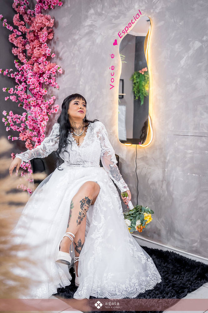 noiva autentica-casamento catolico-casamento na igreja-casamento catedral-fotografo curitiba-fotografo de casamento-sao jose dos pinhais-chacara caprini-casal autentico-noiva tatuada-noiva com tatuagem-vestido de noiva despojado-noiva estilosa-noivos 2025