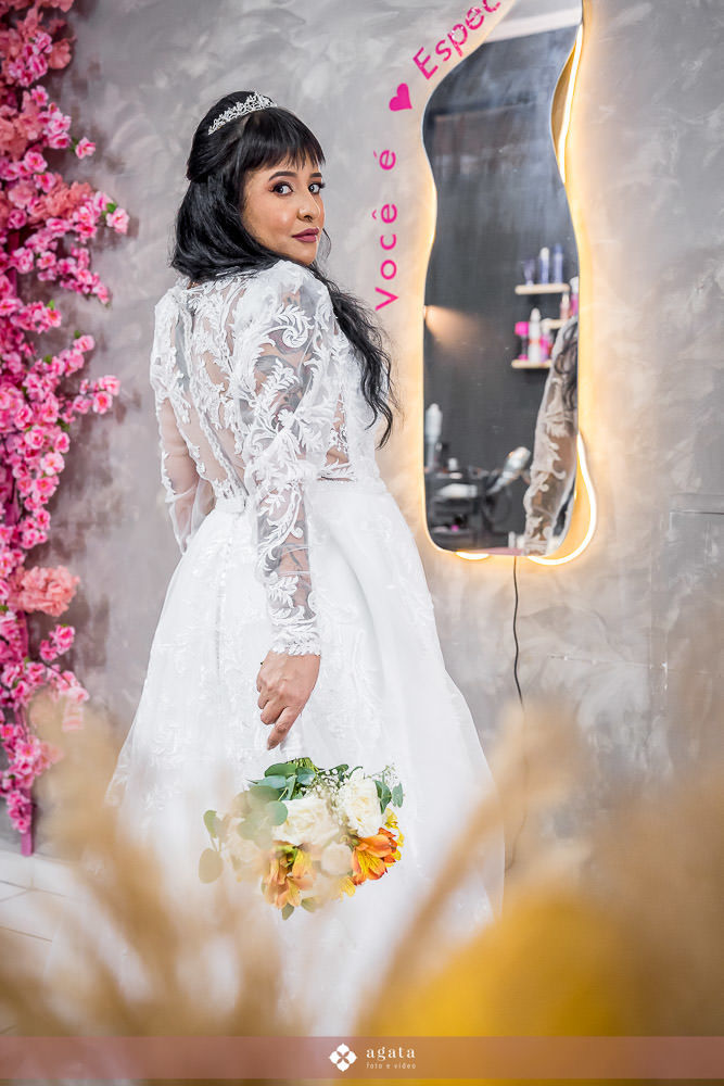 noiva autentica-casamento catolico-casamento na igreja-casamento catedral-fotografo curitiba-fotografo de casamento-sao jose dos pinhais-chacara caprini-casal autentico-noiva tatuada-noiva com tatuagem-vestido de noiva despojado-noiva estilosa-noivos 2025