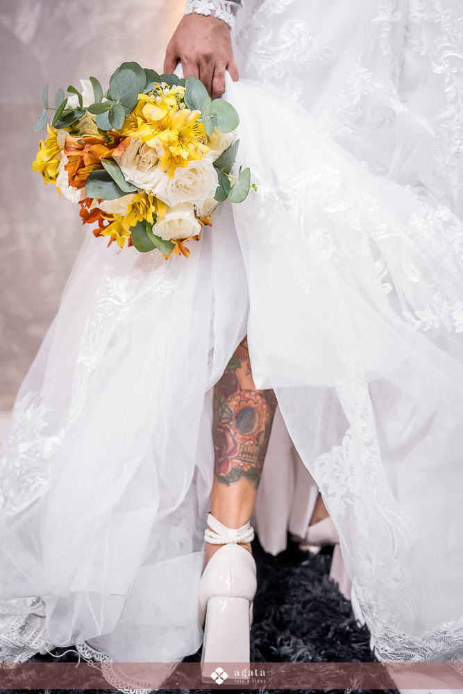 noiva autentica-casamento catolico-casamento na igreja-casamento catedral-fotografo curitiba-fotografo de casamento-sao jose dos pinhais-chacara caprini-casal autentico-noiva tatuada-noiva com tatuagem-vestido de noiva despojado-noiva estilosa-noivos 2025