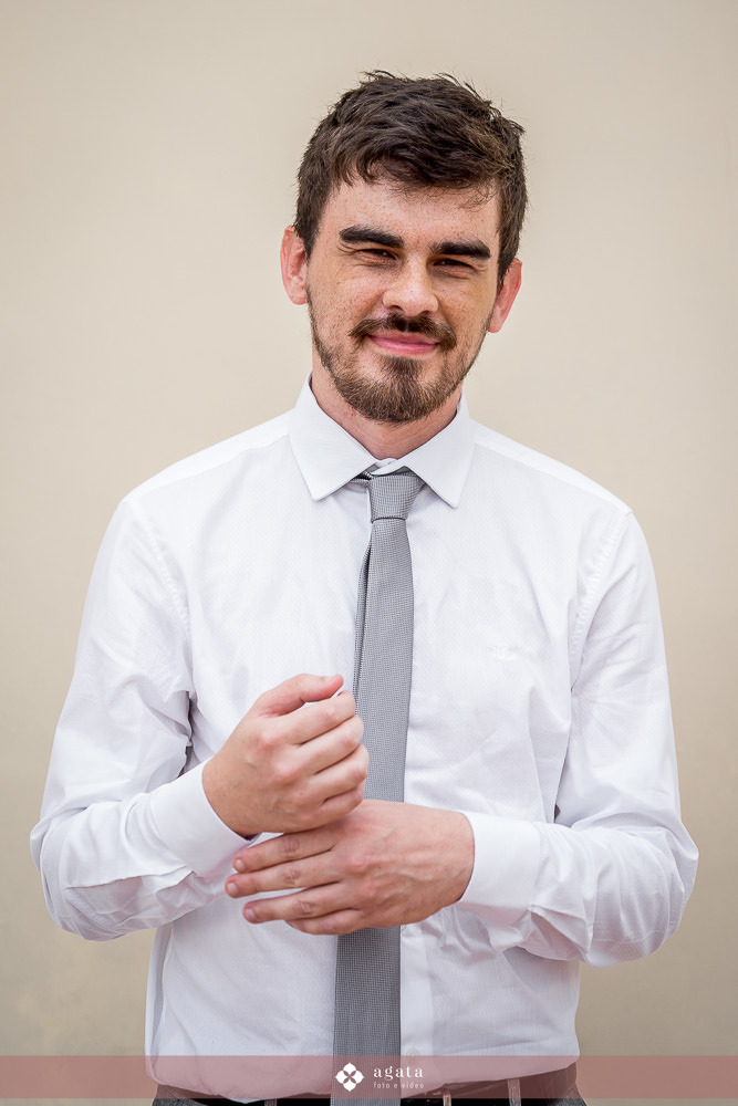 noiva autentica-casamento catolico-casamento na igreja-casamento catedral-fotografo curitiba-fotografo de casamento-sao jose dos pinhais-chacara caprini-casal autentico-noiva tatuada-noiva com tatuagem-vestido de noiva despojado-noiva estilosa-noivos 2025